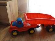 Bardzo duża ciężarówka, ładowarka do piaskownicy. 