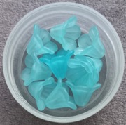 Koraliki akrylowe matowe kwiat tulipana błękitne 10szt