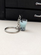 Niebiańskie Bubble Tea z ciemną słomką