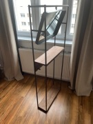 wieszak wiszący na ubrania do przedpokoju