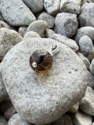 Srebrny wisiorek z naturalnego bursztynu rzeźbiony 2,35 g