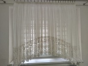 Firanka pokojowa z szeroką koronką 