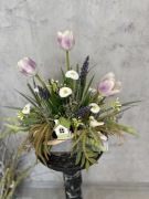 Wiosenna kompozycja z domkiem i ptaszkiem