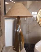 Lampa ceramiczna z abażurem materiałowym.