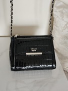 Mala torebka Guess , jak nowa , czarna , lakierowana