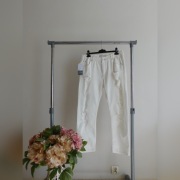 Białe spodnie z dziurami Bershka