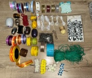 Duża ilość różnych wstążek, rafii, kwiatuszków do ozdoby prezentów