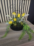 Stroik wiosenny, kompozycja Wielkanocna. Dekoracja na święta. Uszy zajączka