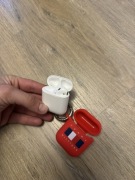 Apple AirPods 1 ( 1 słuchawka ) + etui Tommy Hilfiger