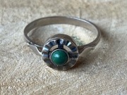 Srebrny pierścionek z zielonym oczkiem 