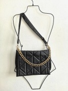 Czarna pikowana torebka ze złotym łańcuchem 