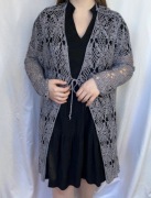 Szydełkowa szara narzutka wiazana z przodu mia linea 56/58