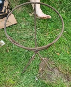 Stojak stelaż trójnóg żeliwny okrągły na kwiaty na donice miskę metal