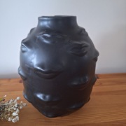Czarny wazon ceramiczny 