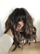 Peruka Premium – Naturalne Fale z Refleksami Brązowa czarna