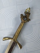 Stary sztylet z mosiężną rękojeścią 