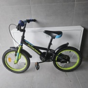 To Kross Racer 3.0, czyli popularny rower dziecięcy na 16-calowych kołach.