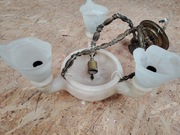 Żyrandol na kamiennej podstawie