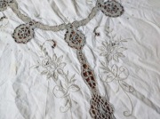 Ręcznie haftowany obrus z koronką klockową śr.120