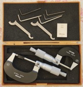 Zestaw mikrometrów Mitutoyo 102-218 (0-25mm i 25-50mm oraz wzorce) JAPAN