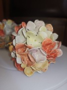 Hortensja mała czerwono żółta porcelanowa rzeźba 3D ręcznie robiona. 