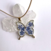 Dwustronny naszyjnik motyl z niezapominajkami zatopionymi w żywicy