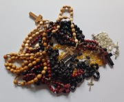 9 różańców z drewna i akrylu w 1 opakowaniu