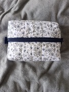 Handmade pikowana kosmetyczka biało-szara w kwiaty