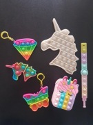 Zestaw Pop It, breloczki, portfelik, figurki, bransoletka.