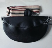 Czarna damska saszetka typu nerka