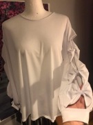 Biała bluzka damska z kokardkami na rękawie