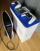 PlayStation 5 z napędem dwa pady i gra ea fc 24