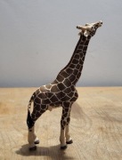 Schleich żyrafa samiec jedzący figurka model wycofany z 2008 r.