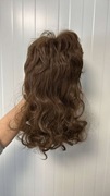 Topper z włosów kręconych