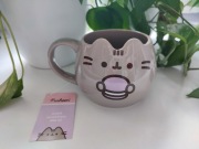 Pusheen - kubek ceramiczny (Pusheen z makaronikiem)