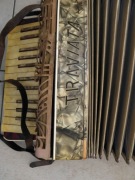 Akordeon TRAVIATA  24 Basy 33x34x15 cm Futerał  unikat do remontu