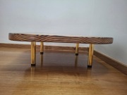 Stolik z jesionu 101x102 cm – złote nóżki, podpalane drewno, ręczna robota