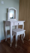 DREWNIANA TOALETKA - mała i zgrabna, lustro, taboret