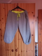 Dresowe spodnie 3/4 w rozmiarze L popielate CUBUS.