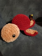 Maskota wykonana na szydełku. 