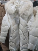 Płaszcz ciepły zimowy z odpinanym kapturem bardzo ładny i elegancki .