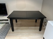 Czarny drewniany stół rozkładany