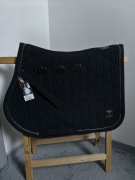 Czaprak skokowy Eskadron Heritage emblem czarny Full Vs