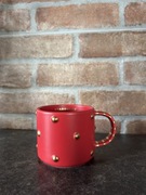 Piękny czerwony świąteczny kubek Starbucks ze złotym logiem