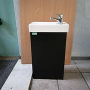 szafka z umywalką i kranem