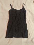 Czarna błyszcząca krótka sukienka na ramiączkach 