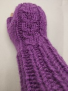 Długie, fioletowe mitenki; rękawiczki  przed łokieć; 40% wełna