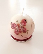 Okrągła świeca z motywem motyla wraz z metalową podstawką wym 10x10cm