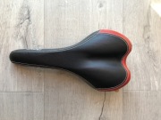 Siodelko Velo czarno czerwone