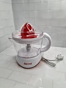 elektryczna wyciskarka do cytrusów to model Girmi SR02